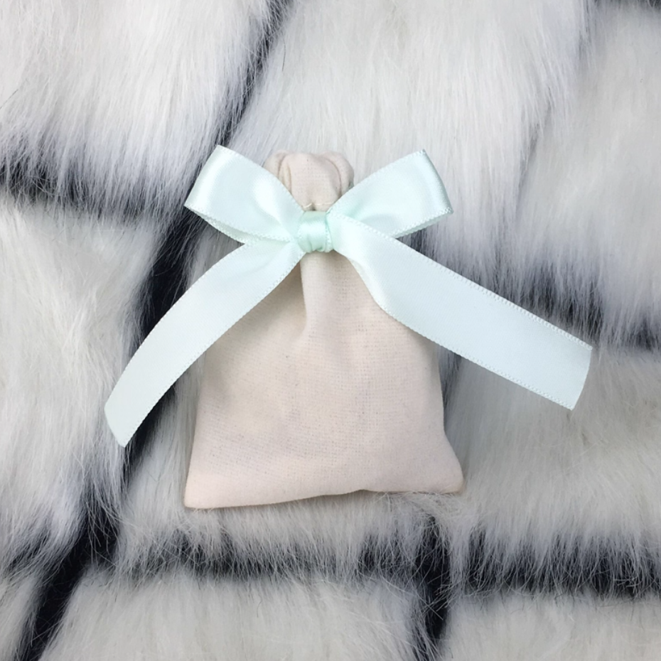 Sac beige avec ruban bleu