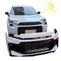 Modification du pare-chocs de voiture avec des composants avant GR. Modèle 2026 pour Toyota RAV4 modifié avec kit carrosserie GR Sport, ajustement parfait