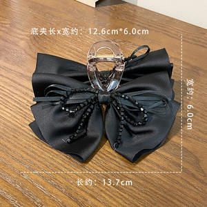 Pince à cheveux requin noire pour femme avec perles de riz et nœud en tissu - Product Image 3