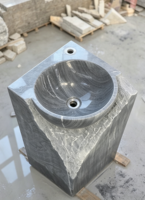 Lavabo sur piétement en marbre gris foncé brutalist, cuve polie, base brute ciselée, pour conception de salle de bain de penthouse et projets de suites d'hôtel