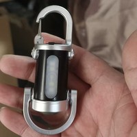 Senter Gantungan Kunci Tahan Air untuk Berkemah di Luar Ruangan, Lampu Kerja Kecil USB Isi Ulang, Senter Gantungan Kunci LED COB Mini yang Kuat