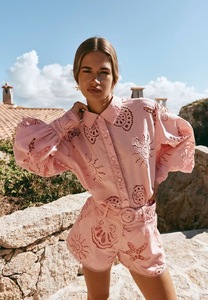 Completo da donna 2 pezzi Primavera Estate 2026: Camicia monopetto ricamata vintage con scollo a V e pantaloncini con cintura - Product Image 3