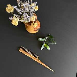 หวีไม้ทำมือ วัสดุธรรมชาติ น้ำหนักเบา และเหมาะสำหรับการดูแลเครา ผม และหนังศีรษะ - Product Image 3