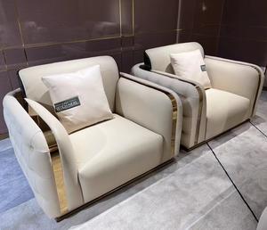 Muebles de sala de estar de lujo italianos hechos en fábrica Sofá de cuero beige con decoración de metal de acero inoxidable Juego de sofás modernos - Product Image 5