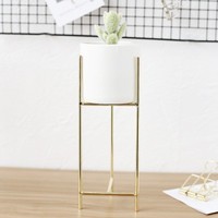 Grand support floral décoratif sur pied en fer doré, style scandinave moderne, avec finition émaillée et revêtement poudré