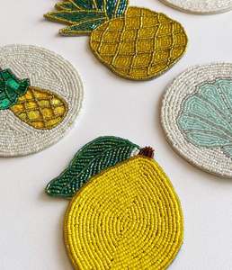 Ensemble de dessous-de-verre élégants faits à la main avec perles, antidérapants, résistants à la chaleur, accessoires de table design pour la décoration moderne de la maison et de l'espace de travail - Product Image 1