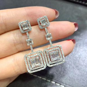 Orecchini pendenti lunghi a trapezio geometrico da donna con pavé di pietre scintillanti - Product Image 2