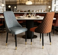 Chaise de salle à manger moderne en métal et cuir de style nordique, design minimaliste pour hôtels et restaurants de luxe, prix d'usine
