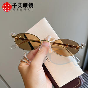 เฉียนไนแว่นกันแดดทรงวงรีสำหรับผู้หญิง สีเงิน สแตนเลส UV400 น้ำหนักเบา เลนส์ AC ประเภท 3 รุ่น E2-24010 - Product Image 5