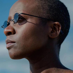 Lunettes de soleil ultra-petites en métal pour hommes, monture suspendue, noires et dorées, très tendance, amusantes pour femmes - Product Image 2