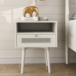Mesa de Noche Feeney de Dos Niveles, Color Blanco Crema, con Cajón y Estante Abierto para Dormitorio - Product Image 1