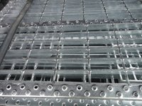 Profilé métallique pour escaliers extérieurs en pin