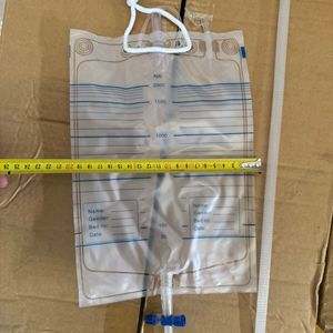 Sac de collecte d'urine portable de 1000 ml pour personnes âgées alitées avec marquages de mesure - Product Image 4