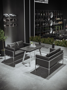 Set Tavolo e Sedie Personalizzato di Lusso per Bar e Bistrot, Stile Industriale in Metallo per Caffè e Ristoranti, Seduta per Uso Esterno - Product Image 4