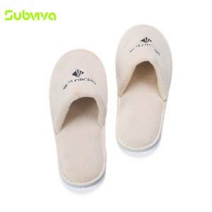 Chaussons d'<span class=keywords><strong>hôtel</strong></span> jetables à bout fermé en polaire corail <span class=keywords><strong>avec</strong></span> semelle souple en EVA et logo personnalisé pour chambres d'hôtes - Product Image 2
