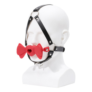 Accessoire de bondage pour adulte en cuir noir avec nœud papillon rouge pour la tête - Product Image 1