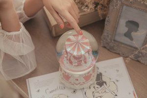 Individueller Harz-Schneekugel rosa Karussell musikalischer Wasserkugel Wasserkugel Weihnachtsdekoration Geschenk