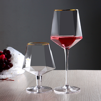 Vente en gros Cristal de luxe en forme de diamant Tige courte 14oz Logo personnalisé Bord doré Bon gobelet à brandy moderne Verre à vin rouge