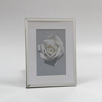 Cadre photo en métal plaqué argent avec passe-partout couleur ivoire pour photo 6x7 et verre véritable