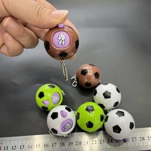 Vente en gros de 4 cm jeu de doigts devinettes changement de visage porte-clés de football pour capsule distributrice de 2 pouces - Product Image 3