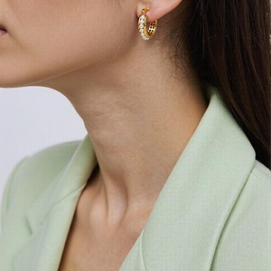 Boucles d'oreilles créoles Huggie personnalisées de luxe pour femme, en acier inoxydable 316L, avec perles dorées et zircons baguette, deux styles, bijoux empilables pour le quotidien - Product Image 5