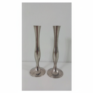 Jarrón de aluminio con forma moderna y construcción ligera ideal para arreglos florales frescos o tallos decorativos artificiales - Product Image 1