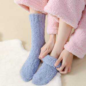 <span class=keywords><strong>Chaussettes</strong></span> en peluche en vrac <span class=keywords><strong>Chaussettes</strong></span> d'hiver thermiques ultra douces pour femmes hommes, <span class=keywords><strong>chaussettes</strong></span> de <span class=keywords><strong>maison</strong></span> confortables antidérapantes en gros dans des couleurs unies - Product Image 4