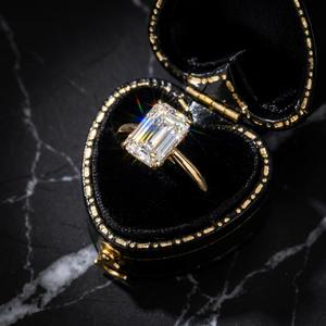 Anillo de Diamante Cultivado en Laboratorio con Corte Esmeralda de 2 Quilates, Oro Amarillo de 18K, Certificado IGI, Halo Oculto, Joyería de Compromiso de Lujo Discreto, Xinfly - Product Image 1