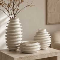 Vase en céramique blanc moderne, texture ondulée superposée, vase décoratif sculptural pour fleurs, décoration de salon, décoration de la maison