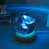 Veilleuse LED 3D sculptée au laser USB Lampe de table décorative pour chambre à coucher Œuvre d'art en verre Méduse Dauphin Baleine Coquille Batterie