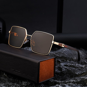Lunettes de soleil carrées sur mesure de style européen et américain pour femmes, protection UV400, verres PC, monture noire, style Instagram - Product Image 4