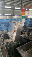 Ligne de machines de comptage, de scellage par induction, de remplissage de déshydratant, de déscramblage automatique de bouteilles entièrement automatique multi-canaux