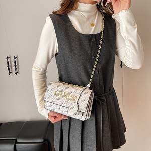 Nouveau <span class=keywords><strong>sac</strong></span> carré minimaliste <span class=keywords><strong>Guess</strong></span> à chaîne et imprimé, style vintage, <span class=keywords><strong>sac</strong></span> à <span class=keywords><strong>bandoulière</strong></span> et <span class=keywords><strong>sac</strong></span> croisé pour femme. - Product Image 2