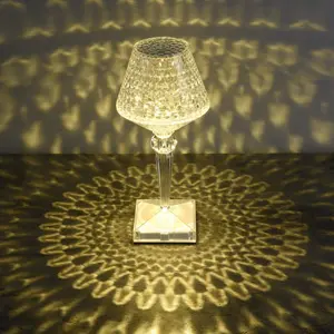 Masa lambası İtalyan Minimalist yatak odası başucu lamba tasarımcısı Modern yaratıcı atmosfer LED kristal masa lambası