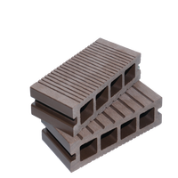 Ponton flottant moderne en composite bois-plastique pour extérieur, imperméable, avec des caractéristiques d'étanchéité à l'humidité et de résistance à l'usure