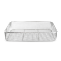 Panier médical en acier inoxydable 304 empilable avec poignées pour le traitement des instruments hospitaliers et les systèmes de stérilisation par autoclave