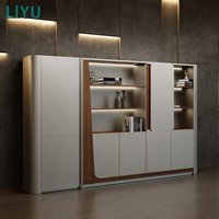 Scrivania Direzionale a L Moderna LIYU, Postazione di Lavoro di Lusso in Legno Impiallacciato per CEO e Dirigenti con Pannello Scanalato a LED e Piano Flottante