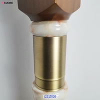 Pilier décoratif rond en laiton et pierre de jade pour escalier de villa moderne au design luxueux, avec garde-corps en bois, hauteur personnalisable