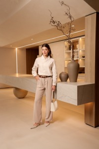 Elegante Blusa de Algodón con Bordado Peroza y Botones Frontales Ocultos para Oficina y Ropa Formal - Product Image 3