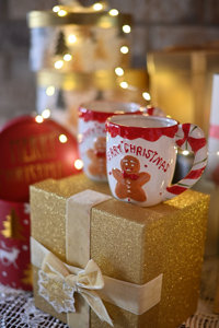 Charmant gobelet à thé en céramique artisanale marron, motif pain d'épices de Noël, avec plateau, idéal pour les cadeaux d'entreprise de fin d'année - Product Image 3