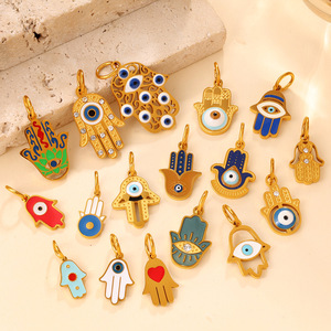 Galería de amuletos Hamsa y ojo turco |   Colgantes de amuleto Nazar protectores de acero inoxidable chapados en oro PVD de 18 quilates |   Impermeable e Hipoalergénico - Product Image 3