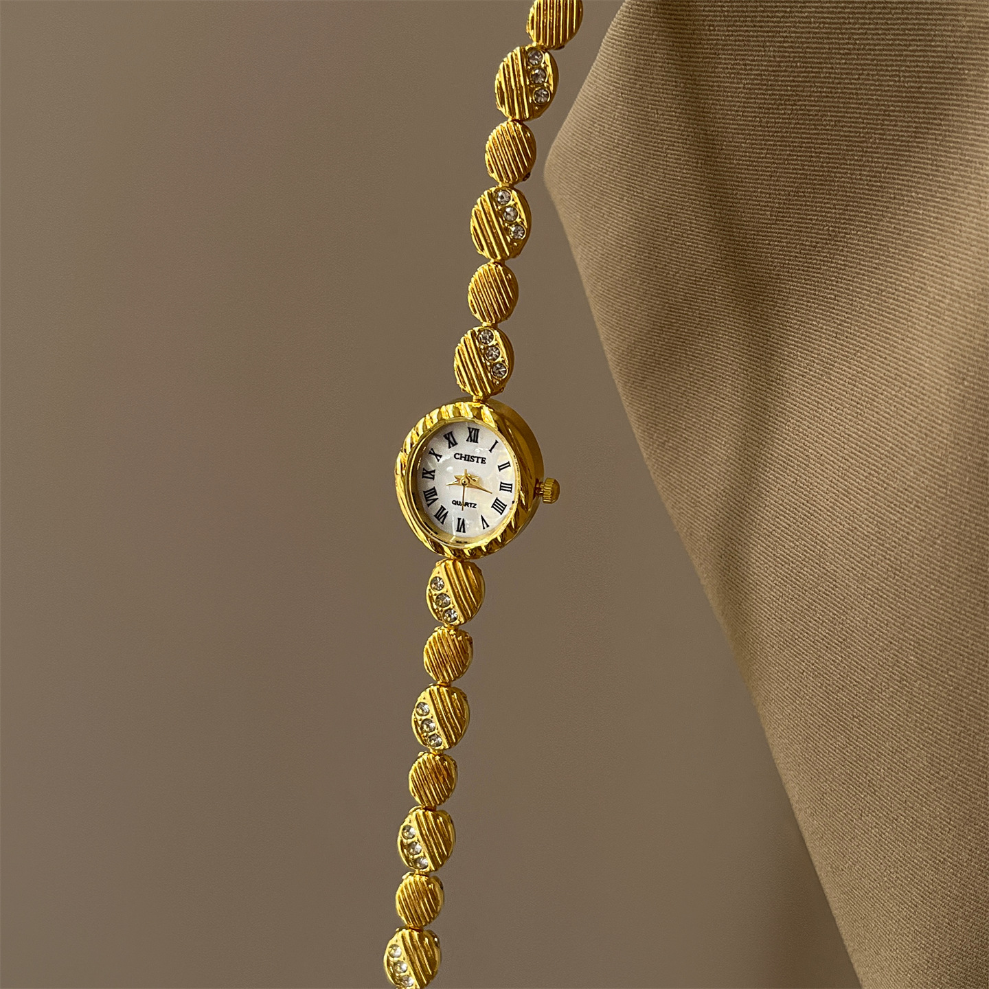 Oro con quadrante bianco