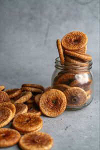 Figues entières séchées avec tige, coque brun clair striée, partiellement ouvertes, aliments naturels biologiques pour la cuisine et l'utilisation en phytothérapie - Product Image 5