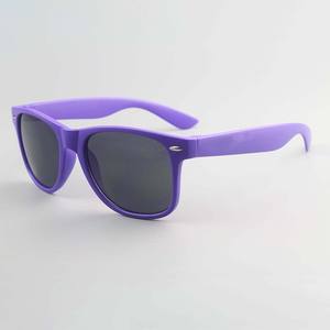 Venta al por mayor 2025 diseñador ligero púrpura cuadrado gafas de sol de plástico logotipo personalizado UV400 lentes para hombres y mujeres - Product Image 1