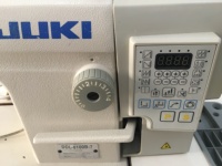 Jukis 8700 d'occasion Machine à coudre droite informatisée à une aiguille 8700B-7 Machine à coudre à point noué à entraînement direct