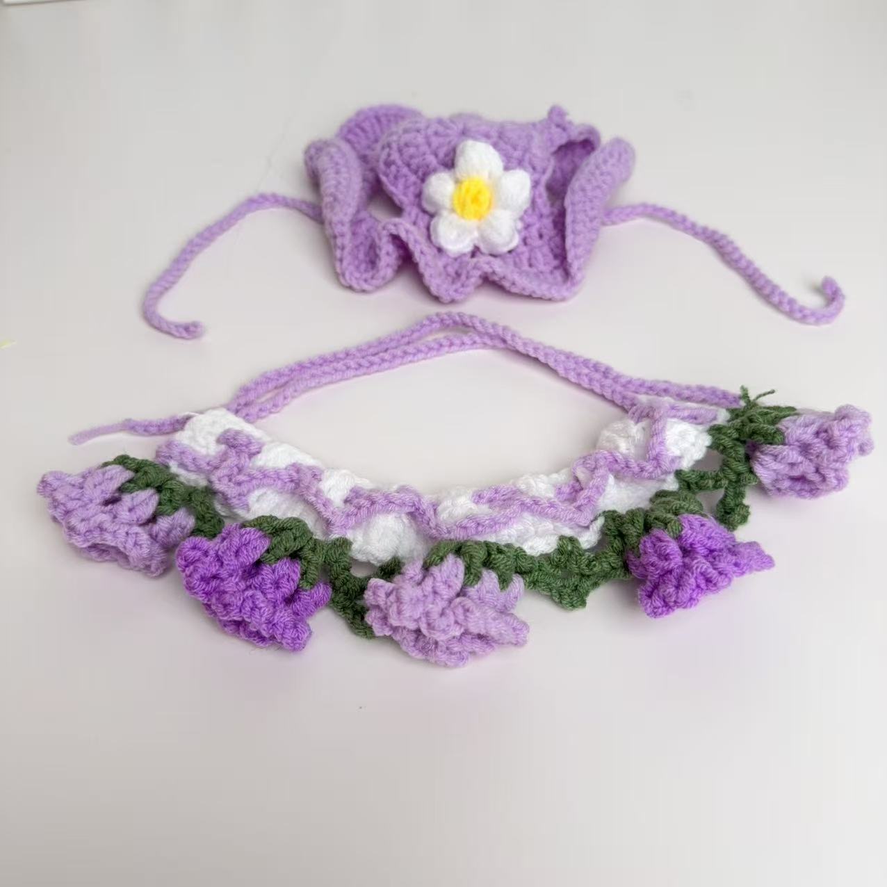 Bavoir muguet violet, chapeau fleur violette