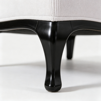 Fauteuil d'appoint moderne à dossier haut en velours côtelé gaufré crème, avec pieds en métal noir courbés, pour salon