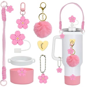 Kit d'accessoires Pafu DIY 8 pièces : pendentifs en forme <span class=keywords><strong>de</strong></span> tasse, corde à main, pendentif en silicone en forme <span class=keywords><strong>de</strong></span> fleur, bouchon <span class=keywords><strong>de</strong></span> <span class=keywords><strong>paille</strong></span>, pendentif en forme <span class=keywords><strong>de</strong></span> <span class=keywords><strong>boule</strong></span> en peluche, chaîne, accessoires pour tasse - Product Image 1