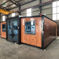 Maison mobile pliable en conteneur à grain de bois, type villa préfabriquée, à double aile, haute isolation, avec panneaux solaires, extensible et compacte