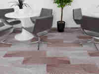 Dalles de moquette modulaires minimalistes 25x100cm à texture linéaire couleur personnalisée, écologiques, insonorisantes, pour intérieurs commerciaux modernes